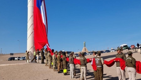 Izamiento de gran bandera nacional en Arica por aniversario de Carabineros de Chile